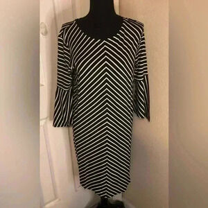 🤍🖤Black and white striped dress by Creation size 6P🖤🤍